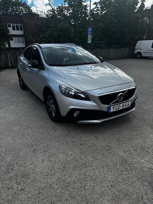 Silver Begagnad 2017 Volvo V40 CC Kombi | 150 000 kr (Superpris) - Bild 1/4