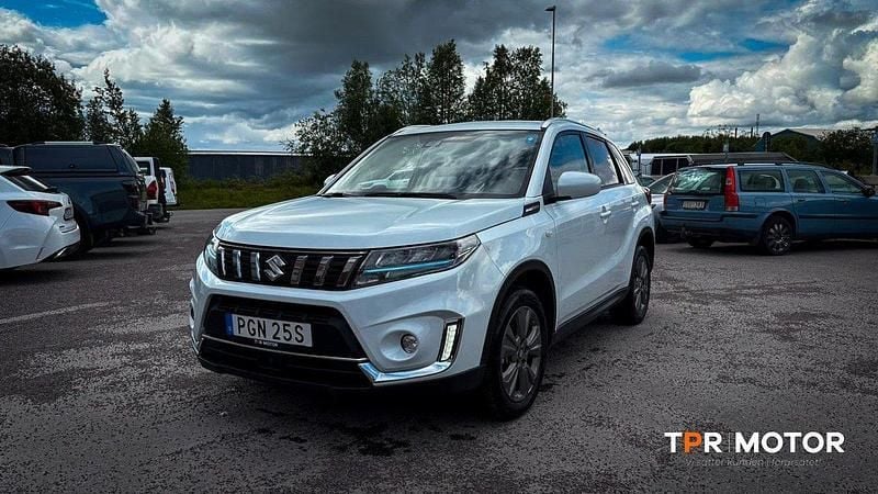 Vit Begagnad 2024 Suzuki Vitara SUV | 269 000 kr (Marknadspris) - Bild 1/1