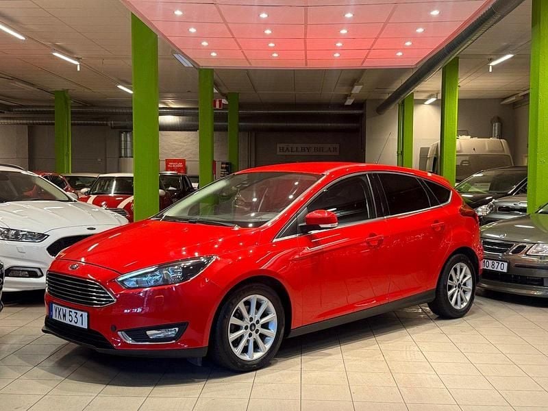 Röd Begagnad 2017 Ford Focus Titanium Halvkombi | 99 900 kr (Marknadspris) - Bild 1/4