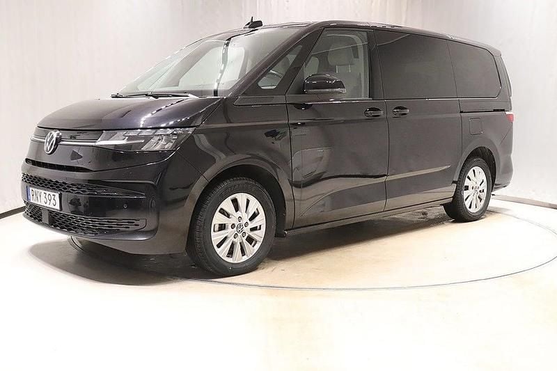 Deep black pärleffekt Begagnad 2023 VW Multivan Life Van | 478 900 kr (Bra pris) - Bild 1/4