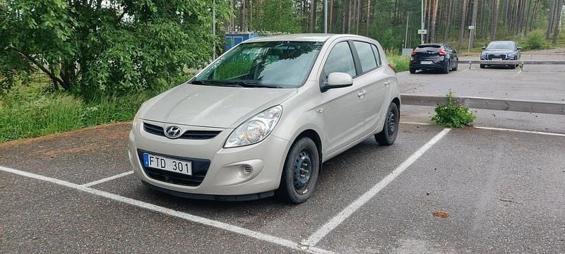Silver Begagnad 2009 Hyundai i20 Select Halvkombi | 30 000 kr (Marknadspris) - Bild 1/4