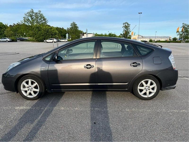 Grå Begagnad 2008 Toyota Prius Halvkombi | 45 000 kr (Marknadspris) - Bild 1/4