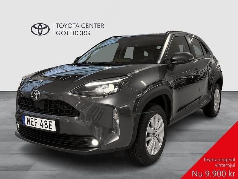Grå Begagnad 2024 Toyota Yaris Hybrid Active | 259 900 kr (Marknadspris) - Bild 1/3