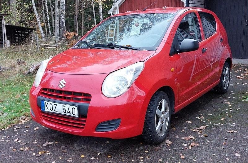 Röd Begagnad 2012 Suzuki Alto Halvkombi | 27 000 kr (Bra pris) - Bild 1/4