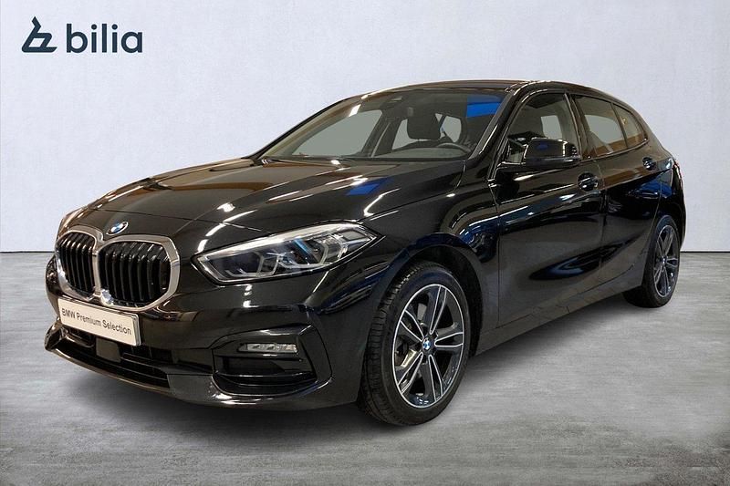 Svart Begagnad 2022 BMW 118 Sport Line Halvkombi | 264 000 kr (Marknadspris) - Bild 1/4