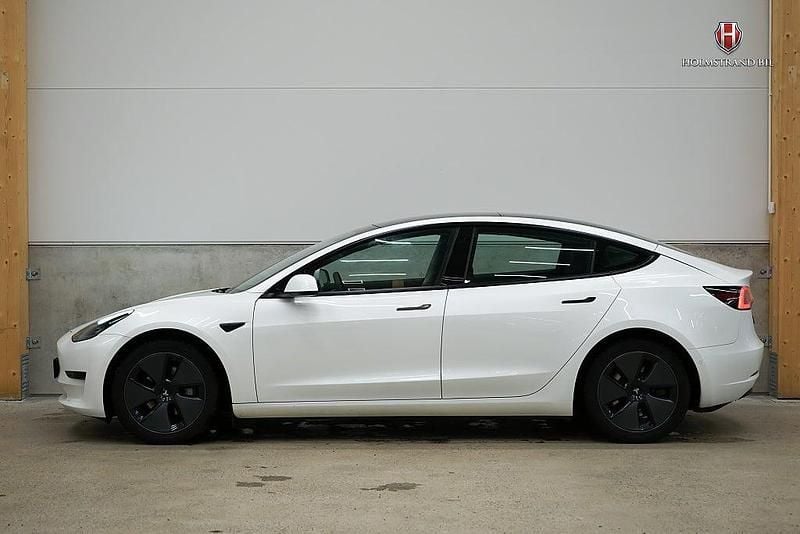 Vit Begagnad 2021 Tesla Model 3 Standard Range Plus Sedan | 274 900 kr (Marknadspris) - Bild 1/4