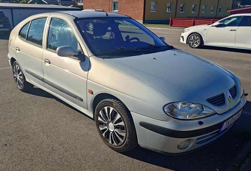Grå Begagnad 2002 Renault Mégane II Authentique Halvkombi | 13 900 kr (Marknadspris) - Bild 1/4