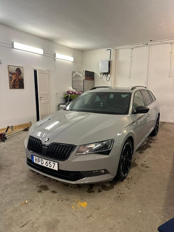 Begagnad 2019 Skoda Superb Kombi | 259 000 kr (Dyr) - Bild 1/4