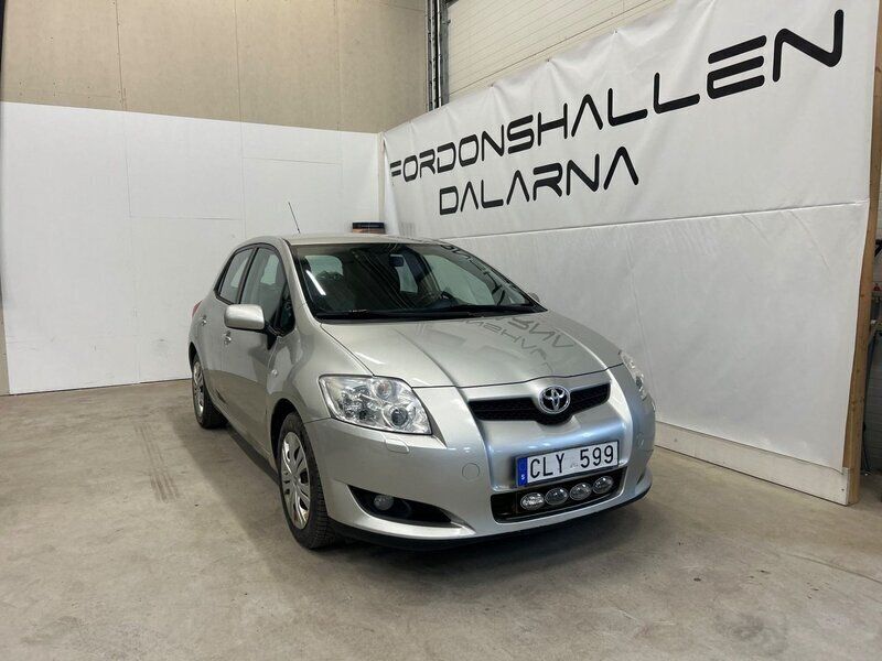 Silver Begagnad 2007 Toyota Auris Halvkombi | 54 900 kr (Dyr) - Bild 1/4