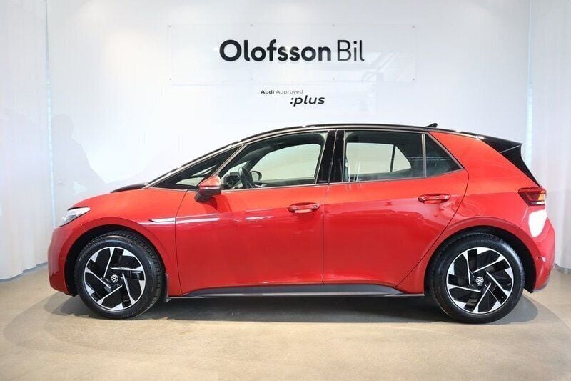 Mörkröd Begagnad 2022 VW ID.3 Pro Performance Halvkombi | 284 900 kr (Marknadspris) - Bild 1/4