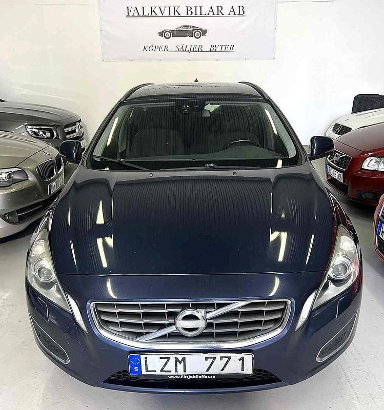 Blå Begagnad 2011 Volvo V60 Momentum Kombi | 64 900 kr (Marknadspris) - Bild 1/4