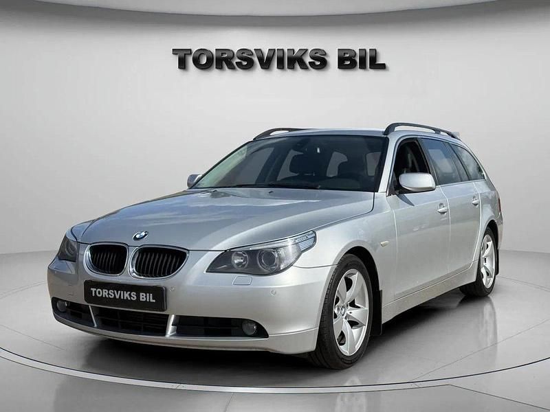 Ljusgrå Begagnad 2007 BMW 520 Kombi | 49 900 kr (Marknadspris) - Bild 1/4