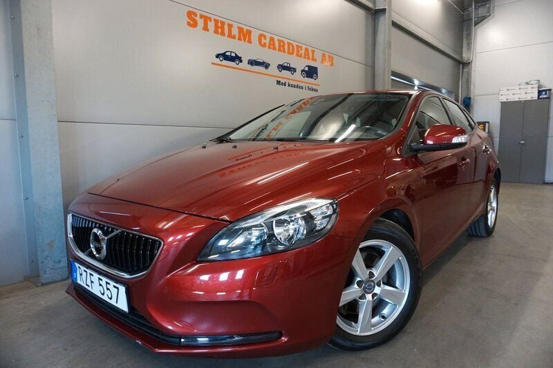 Röd Begagnad 2016 Volvo V40 Kinetic Kombi | 139 900 kr (Marknadspris) - Bild 1/4