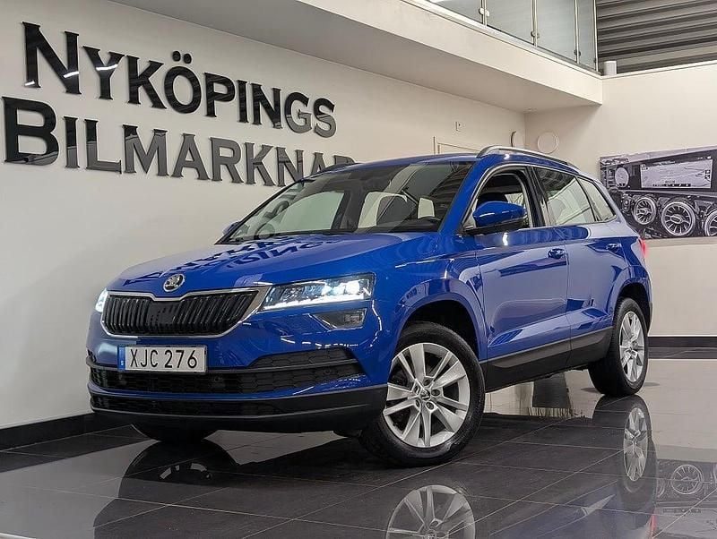 Blå Begagnad 2018 Skoda Karoq Style SUV | 244 900 kr (Marknadspris) - Bild 1/4
