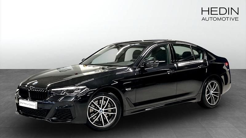 Svart Begagnad 2023 BMW 530e M Sport Sedan | 458 700 kr (Lite dyr) - Bild 1/4