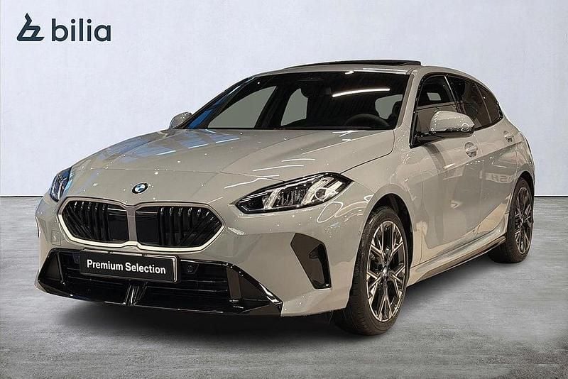 Grå Begagnad 2026 BMW 120 Halvkombi | 439 900 kr - Bild 1/4