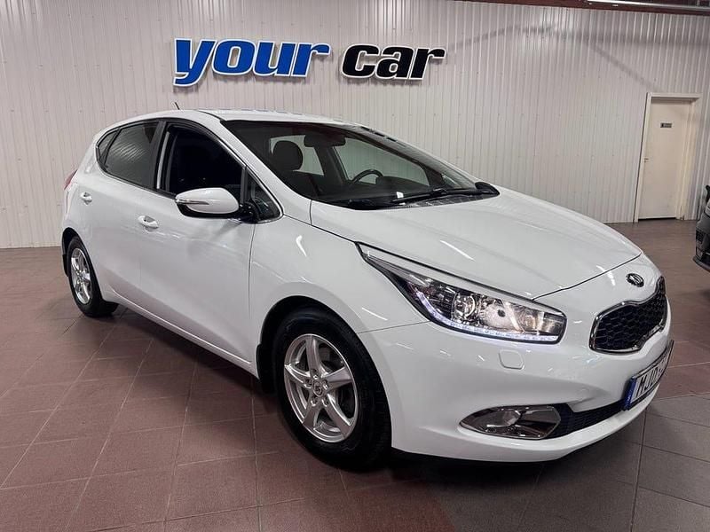 Begagnad Kia Ceed Comfort 110 HK (80 kW) 2015 Vit Halvkombi