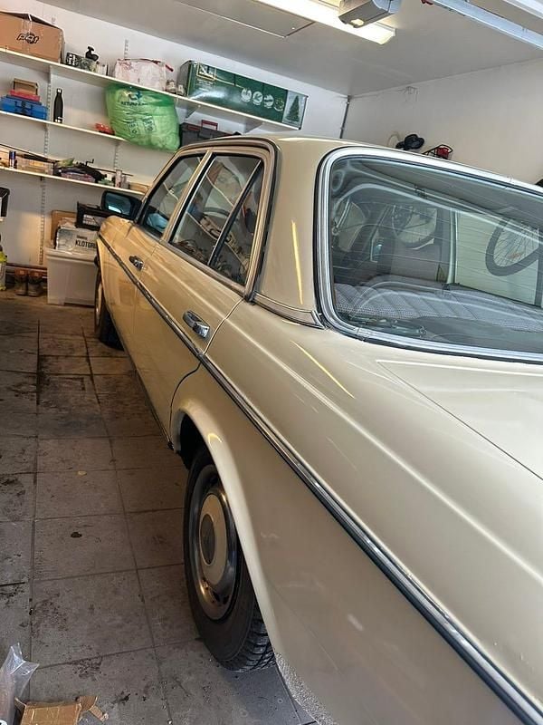 Begagnad Mercedes 230 109 HK (80 kW) 1979