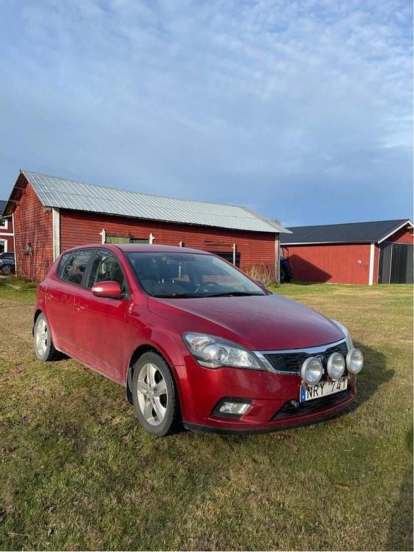 Röd Begagnad 2009 Kia Ceed Halvkombi | 26 000 kr (Marknadspris) - Bild 1/4