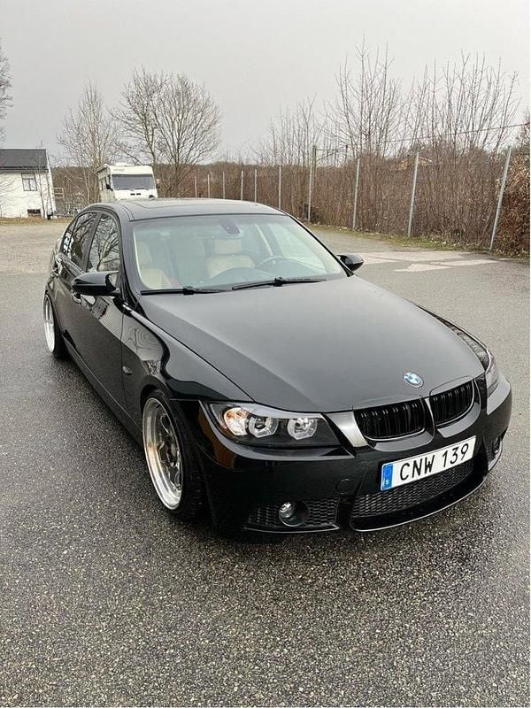Svart Begagnad 2008 BMW 335 Sedan | 135 000 kr (Superpris) - Bild 1/4