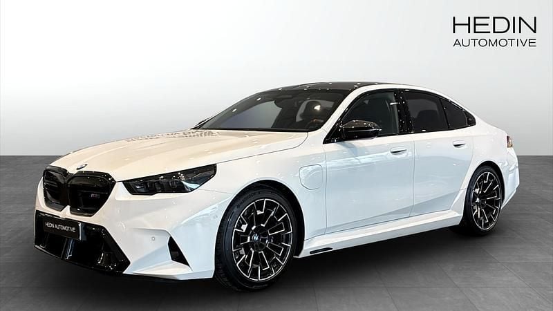 Vit (white) Begagnad 2025 BMW M5 Comfort Edition Sedan | 1 344 400 kr - Bild 1/4