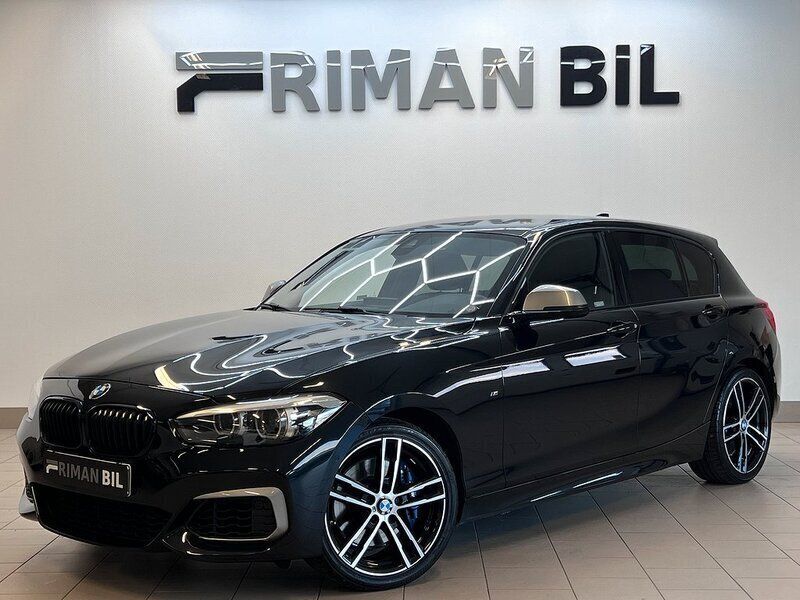 Svart Begagnad 2018 BMW M140 M Sport Halvkombi | 369 900 kr (Marknadspris) - Bild 1/4