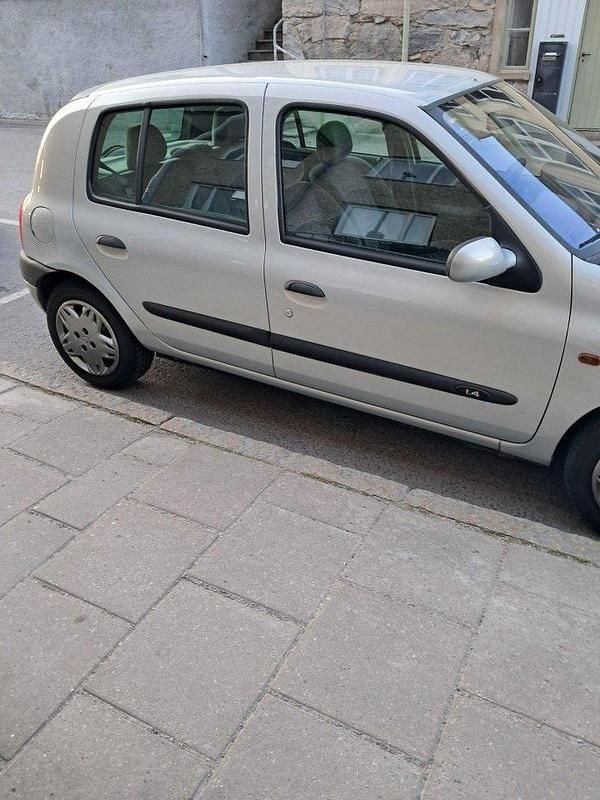 Grå Begagnad 2000 Renault Clio II Halvkombi | 21 000 kr (Marknadspris) - Bild 1/4