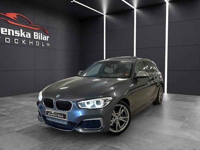 Grå Begagnad 2016 BMW M140 M Sport Halvkombi | 399 900 kr (Lite dyr) - Bild 1/4