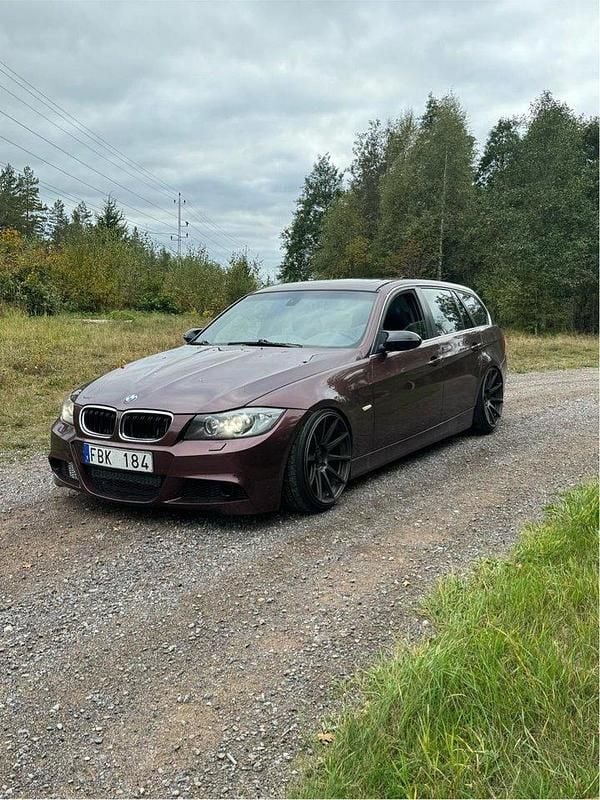 Röd Begagnad 2007 BMW 325 M Sport Kombi | 66 000 kr (Dyr) - Bild 1/4