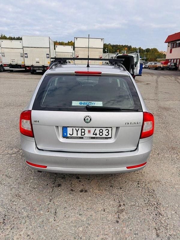 Silver Begagnad 2010 Skoda Octavia Ambiente Kombi | 29 000 kr (Lite dyr) - Bild 1/4