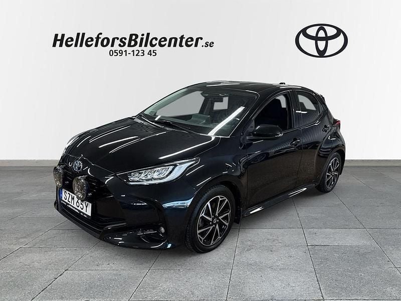 Svart Begagnad 2022 Toyota Yaris Hybrid Active Halvkombi | 229 500 kr (Lite dyr) - Bild 1/3
