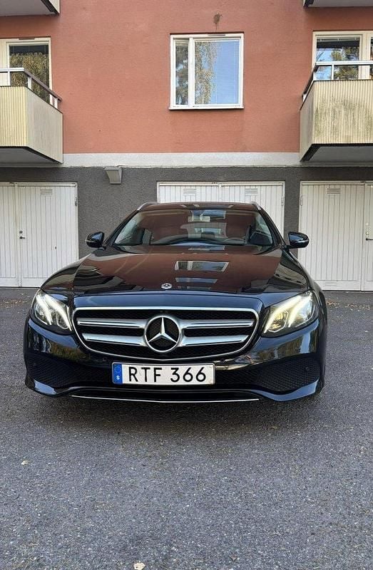 Svart Begagnad 2018 Mercedes E220 Avantgarde Kombi | 140 000 kr (Dyr) - Bild 1/4