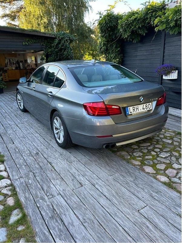 Grå Begagnad 2011 BMW 523 Sedan | 109 000 kr (Marknadspris) - Bild 1/4