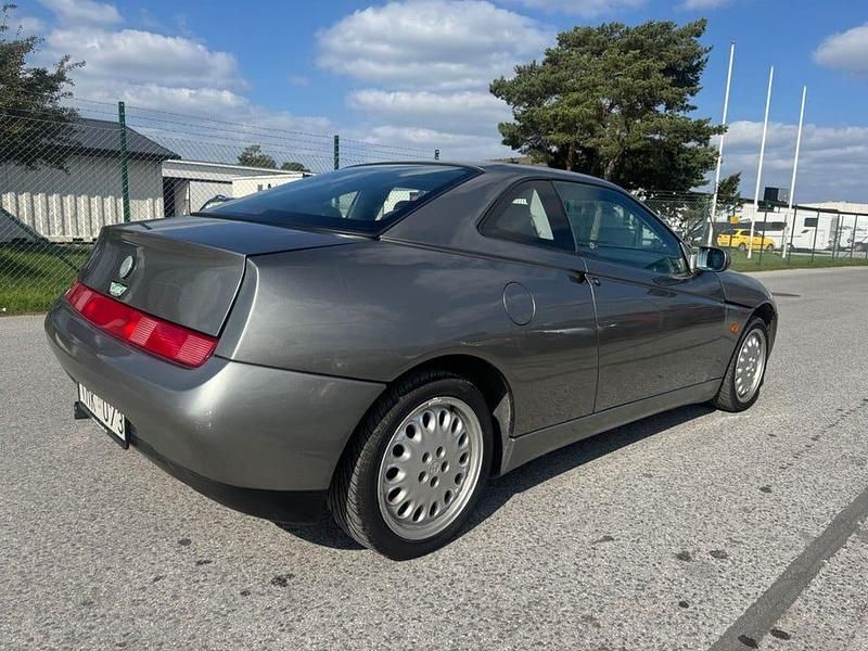 Begagnad Alfa Romeo GTV Lusso 150 HK (110 kW) 1995 Röksilvermetallic Sportkupé