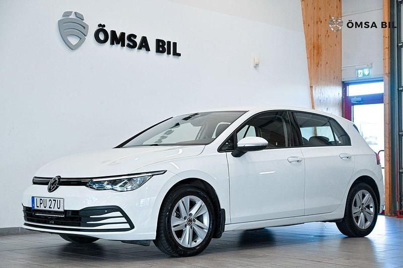 Vit Begagnad 2023 VW Golf VIII Halvkombi | 179 800 kr (Bra pris) - Bild 1/4