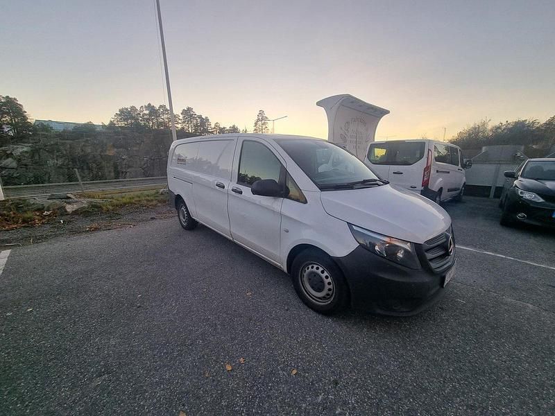 Vit Begagnad 2018 Mercedes Vito Minibuss | 169 500 kr (Marknadspris) - Bild 1/4