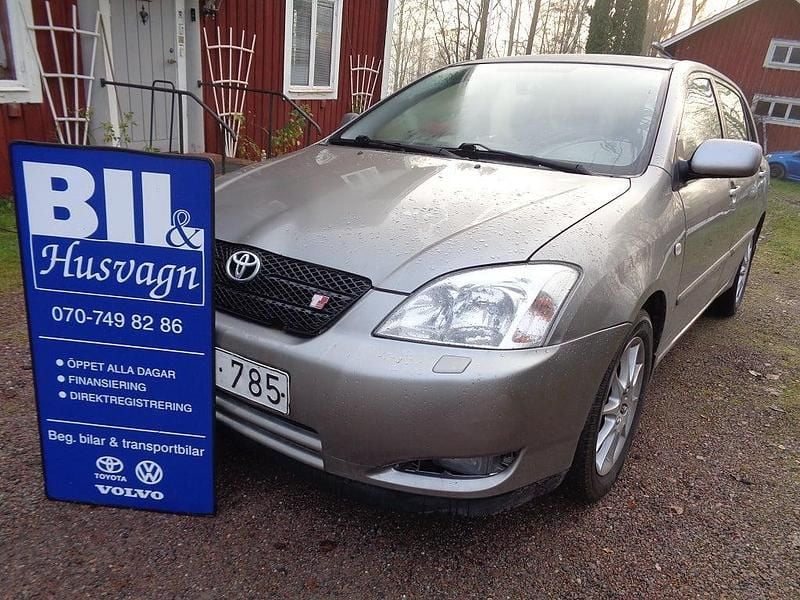 Grå Begagnad 2003 Toyota Corolla Halvkombi | 49 900 kr (Lite dyr) - Bild 1/4