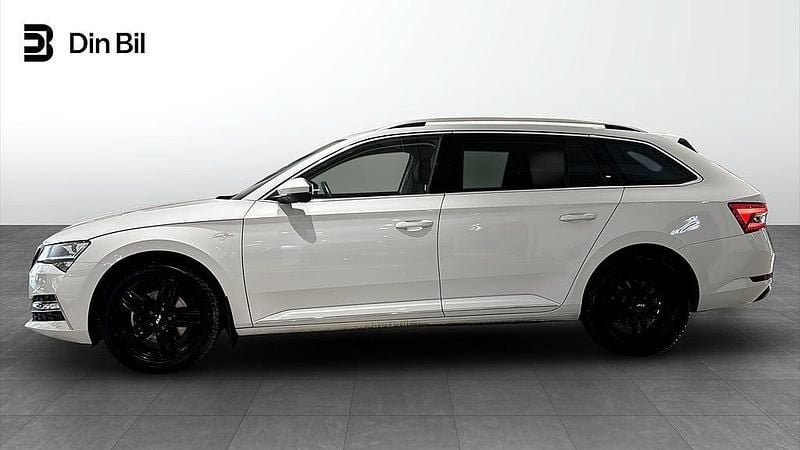 Begagnad Skoda Superb LAURIN & KLEMENT 156 HK (114 kW) 2023 Moon white metallic Kombi