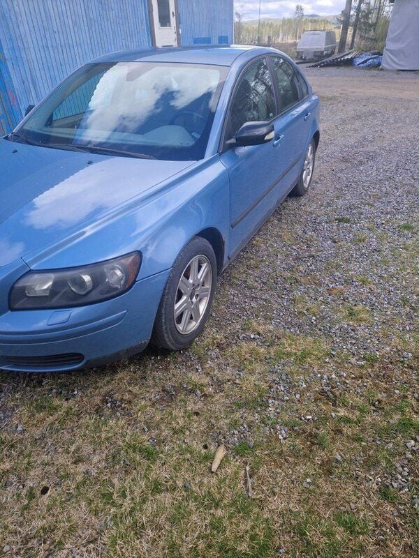 Blå Begagnad 2005 Volvo S40 Sedan | 15 000 kr (Bra pris) - Bild 1/4