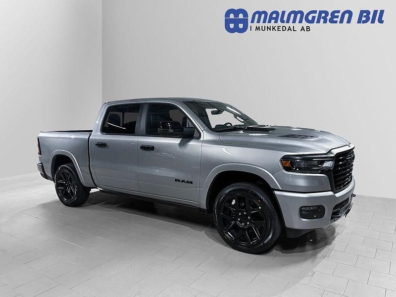 Grå (billet silver metallic) Ny 2025 Dodge Ram Pickup | 1 175 000 kr (Marknadspris) - Bild 1/4