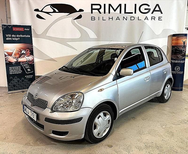 Silver Begagnad 2004 Toyota Yaris Halvkombi | 32 900 kr (Marknadspris) - Bild 1/4