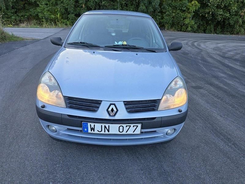 Grå Begagnad 2005 Renault Clio R.S. Expression Halvkombi | 13 000 kr (Marknadspris) - Bild 1/4