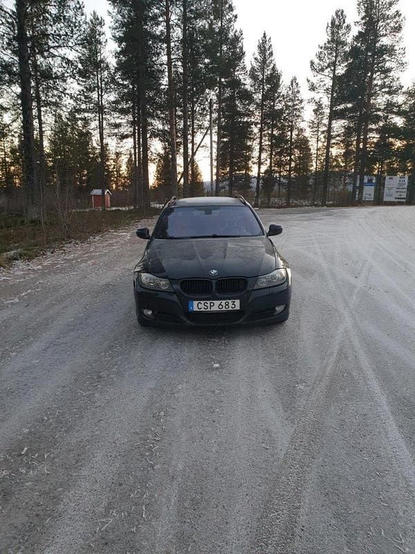 Svart Begagnad 2008 BMW 320 Kombi | 35 000 kr (Bra pris) - Bild 1/4