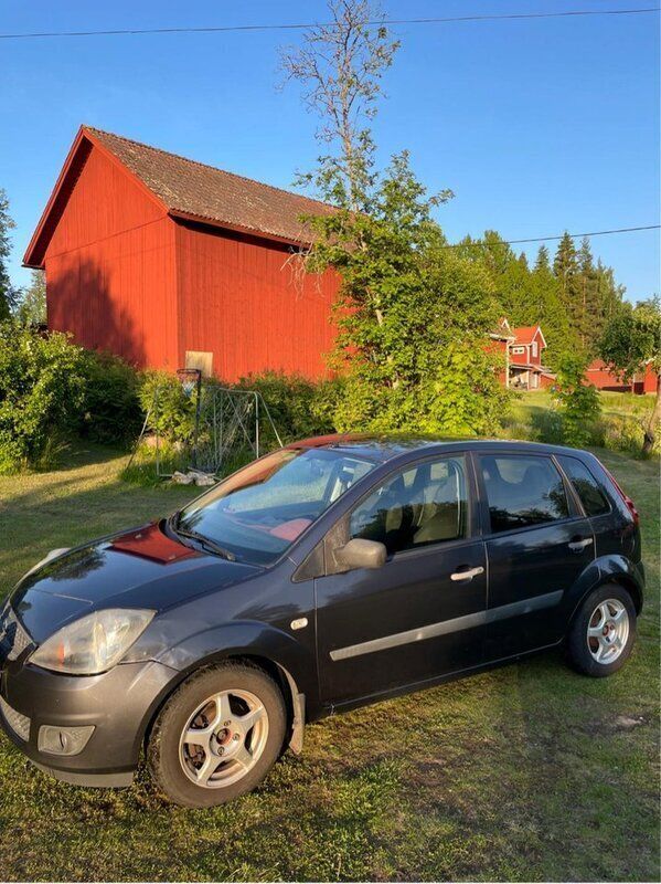 Grå Begagnad 2006 Ford Fiesta Halvkombi | 20 000 kr (Marknadspris) - Bild 1/4