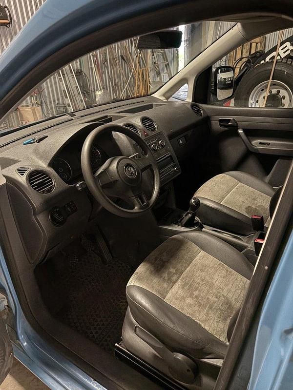 Blå Begagnad 2013 VW Caddy Minibuss | 89 500 kr (Marknadspris) - Bild 1/4
