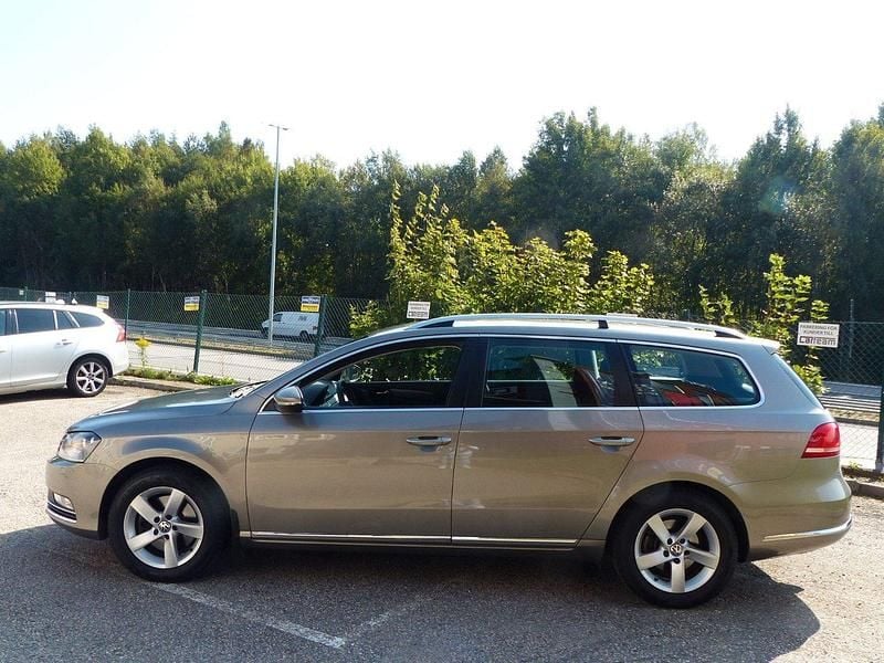 Ljusbrun (light brown metallic) Begagnad 2014 VW Passat Kombi | 89 800 kr (Marknadspris) - Bild 1/4