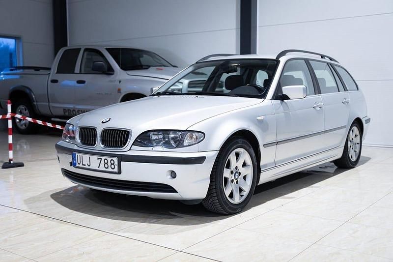Ljusgrå Begagnad 2003 BMW 320 Kombi | 44 500 kr (Marknadspris) - Bild 1/4