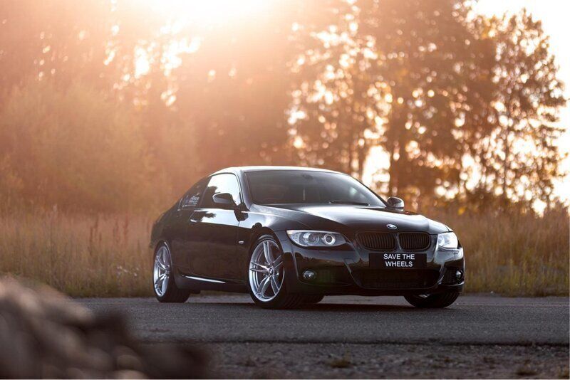 Svart Begagnad 2010 BMW 325 Comfort Edition Sportkupé | 170 000 kr - Bild 1/4