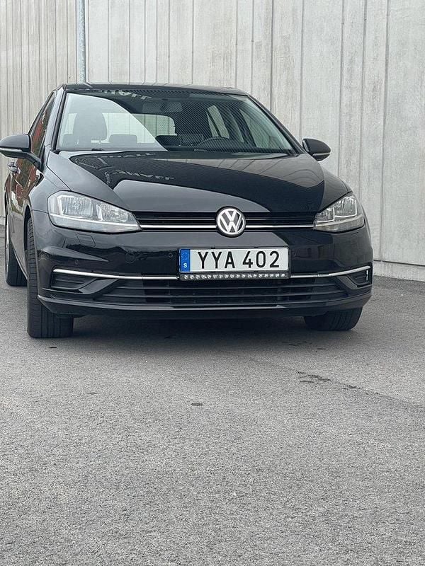 Svart Begagnad 2018 VW Golf VII Halvkombi | 133 000 kr (Bra pris) - Bild 1/4