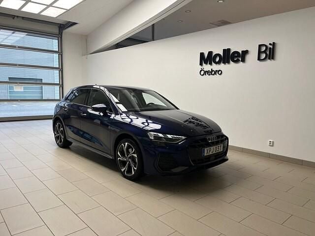 Navarrablå metallic Begagnad 2025 Audi A3 S-Line Sedan | 319 000 kr (Marknadspris) - Bild 1/3